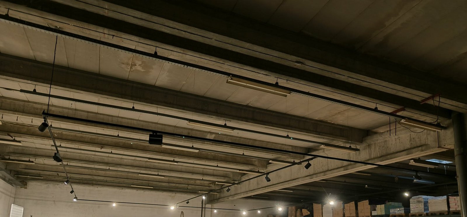 Projet d'éclairage réalisé par Voltflow — câblage et fixation des luminaires