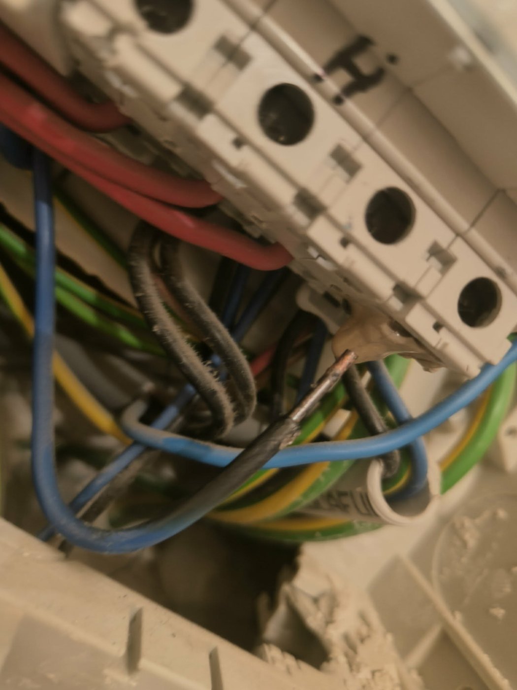 Fils électriques défectueux diagnostiqués par Voltflow lors d'un dépannage