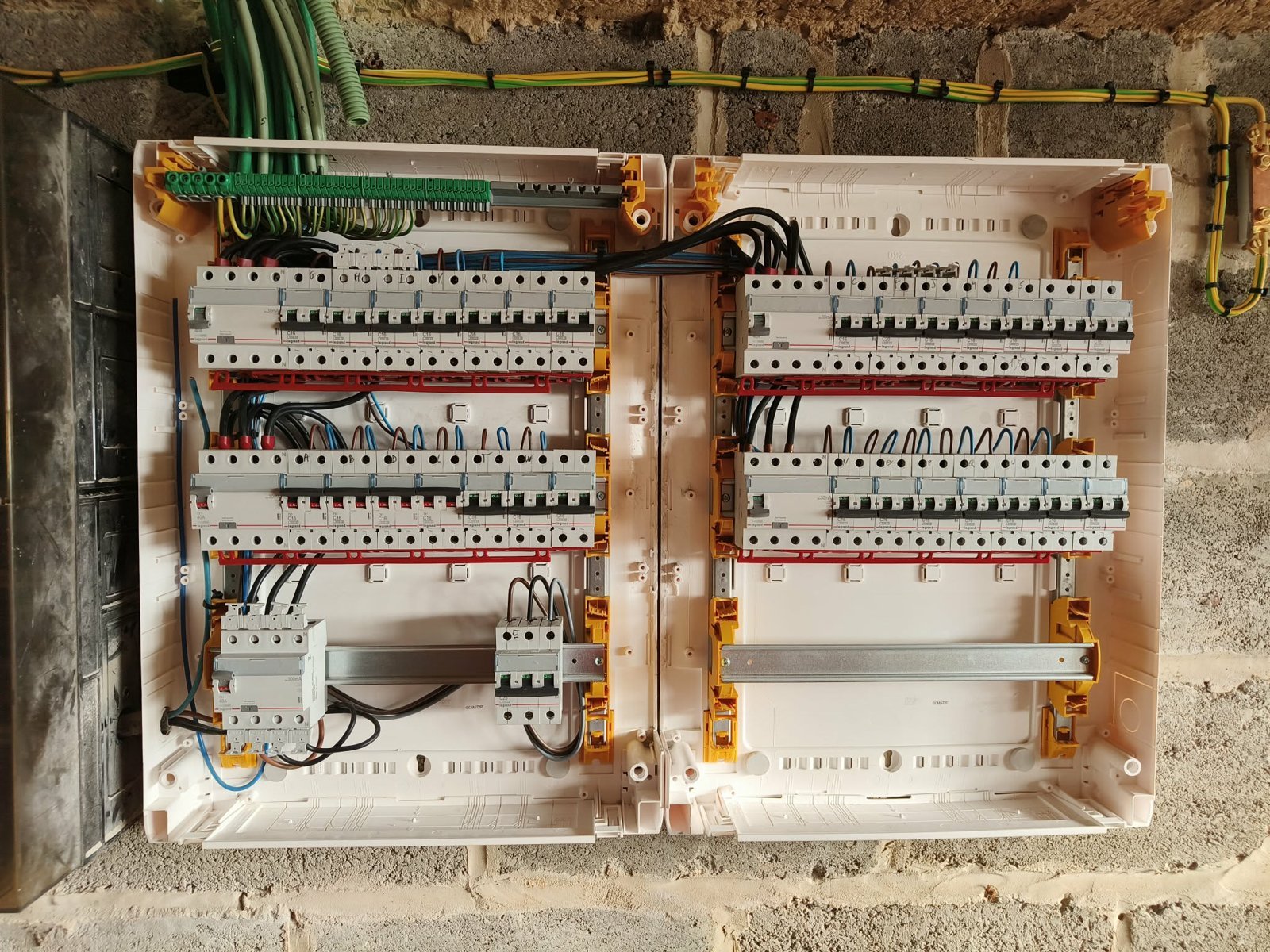 Tableau électrique, câblage soigné réalisé par Voltflow
